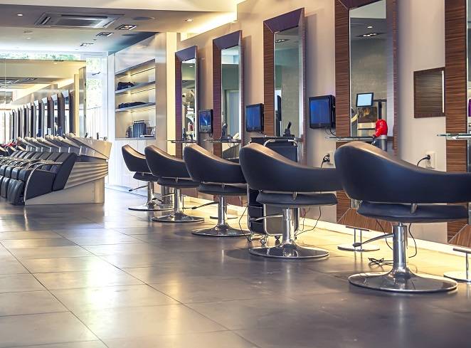 بالفيديو – خبير جمال لبناني شهير يشتاق إلى والدته ويبكي كالأطفال