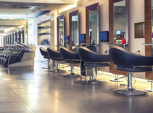 بالفيديو – خبير جمال لبناني شهير يشتاق إلى والدته ويبكي كالأطفال