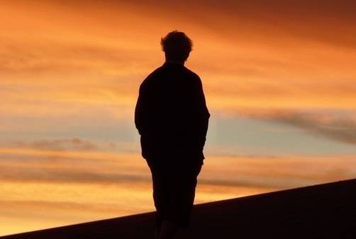 بالفيديو - فنان خليجي قدير ينقل المساعدات: 