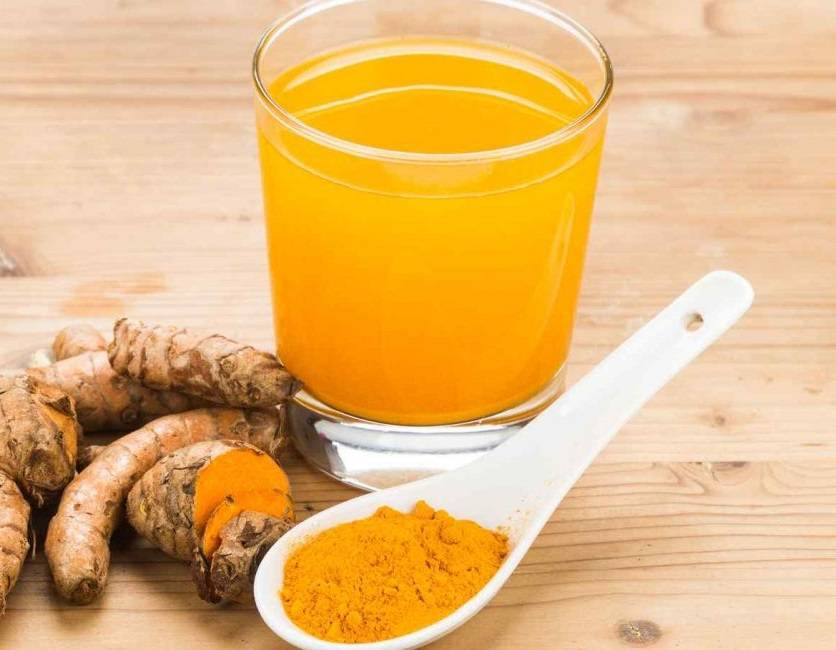 هذا ما حدث حين شربت ماء الكركم والليمون كل صباح