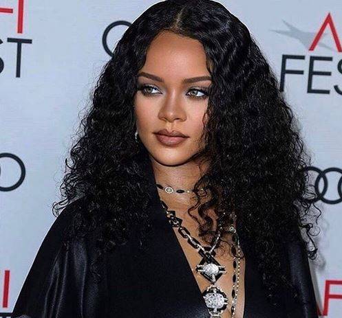 بعد إصابة والدها بكورونا.. خطوة غير متوقعة من ريهانا