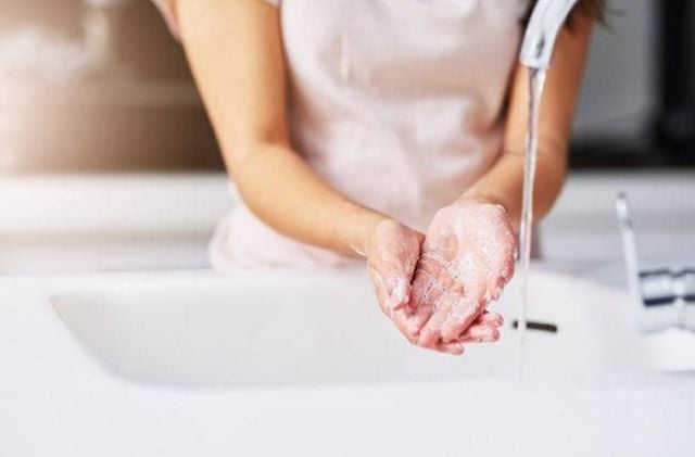 غسل اليدين المتكرر يؤذي مرضى الإكزيما... وهذه النصائح لهم