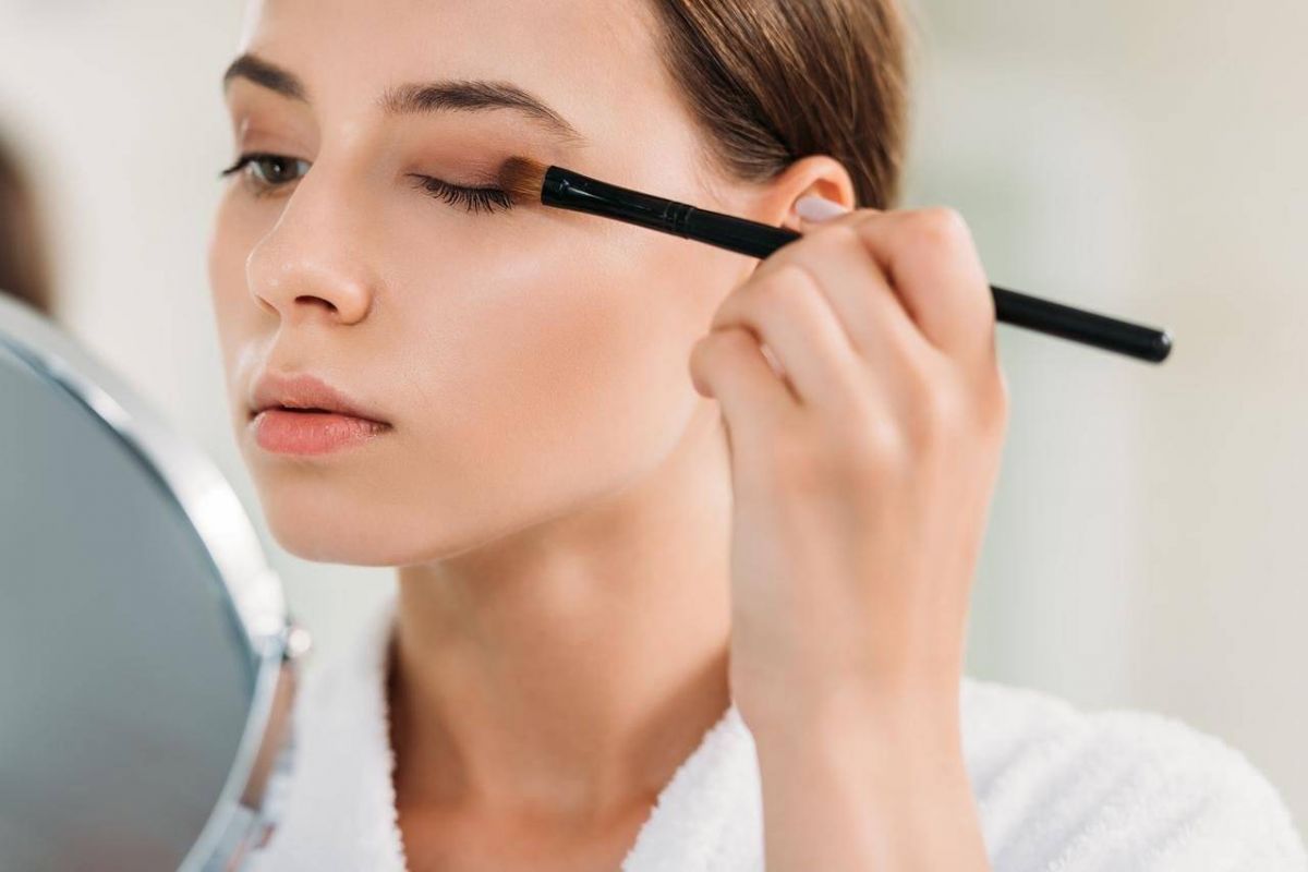 هذا ما يجب تجنبه عند تطبيق المكياج لمنع انتقال العدوات