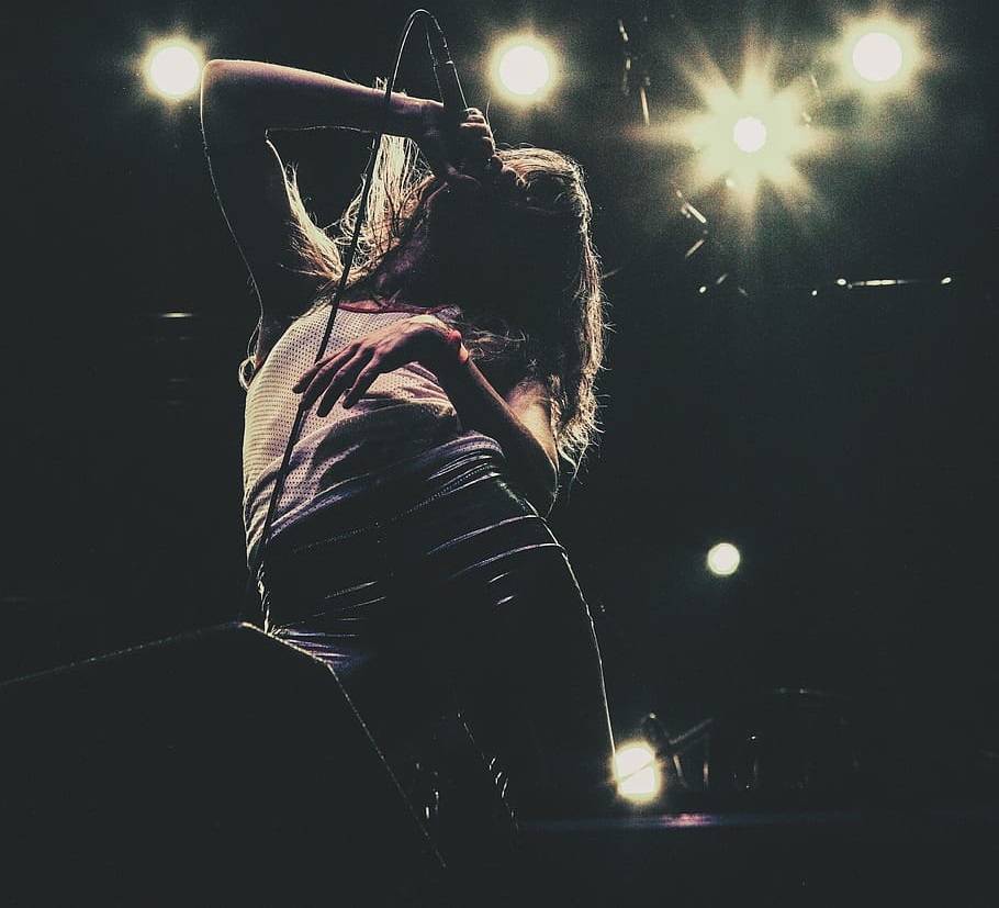 فنانة شابة تعاني من نوبات الهلع بسبب الحجر في منزلها الفخم