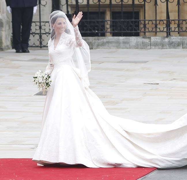 بعد 9 سنوات... كشف رسالة خبأها فستان زفاف كيت ميدلتون