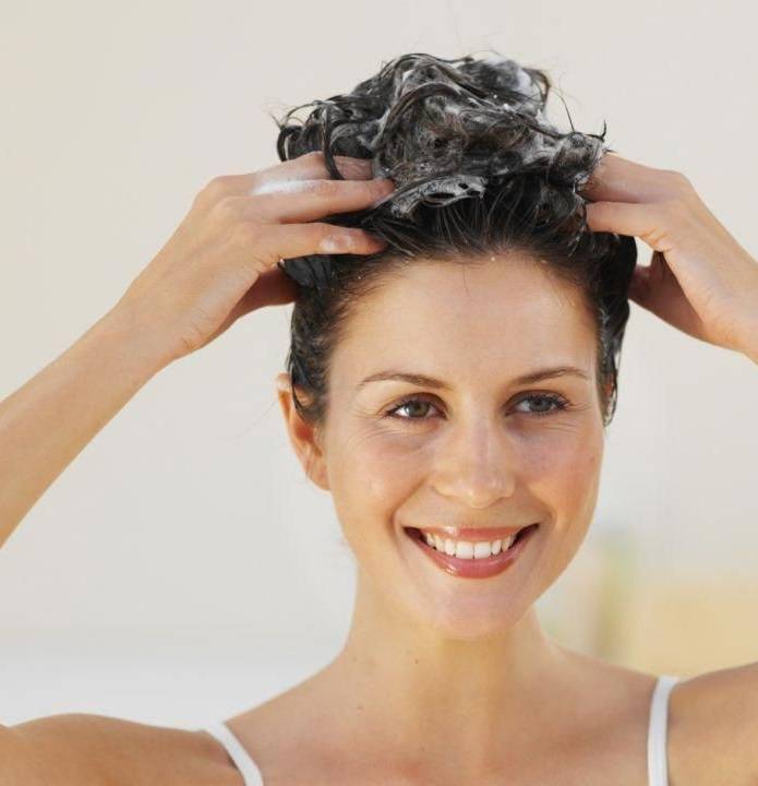 لهذا السبب عليك غسل شعرك مرتين بالشامبو أثناء الاستحمام