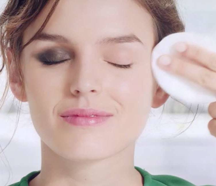 إليك طريقة تحضير أسهل وصفة مزيل مكياج منزلية