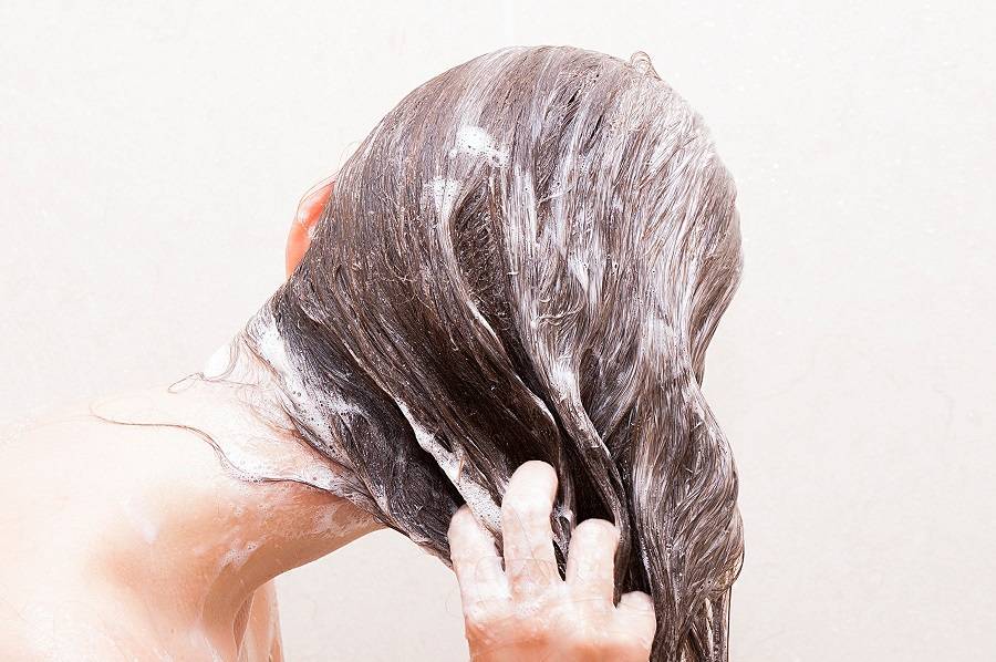 ليس الملح ولا السكر... أضيفي هذا المكون إلى الشامبو وتخلصي من مشاكل شعرك