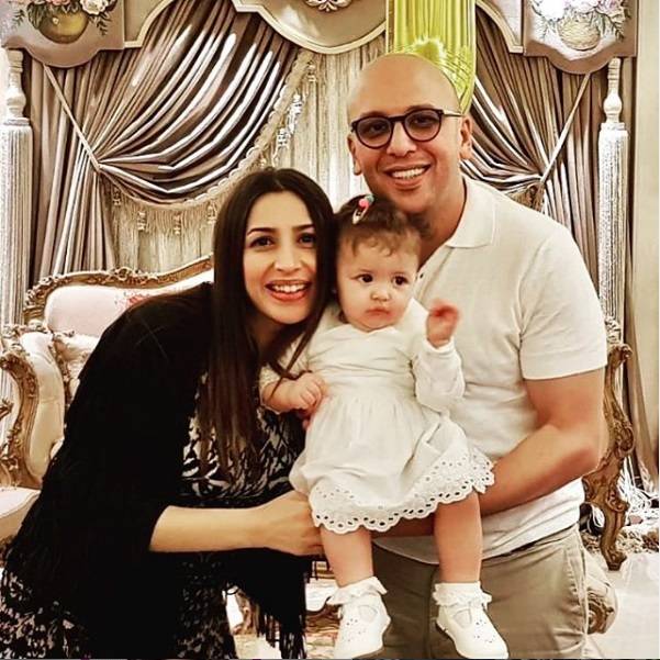 جنات مع زوجها وابنتها