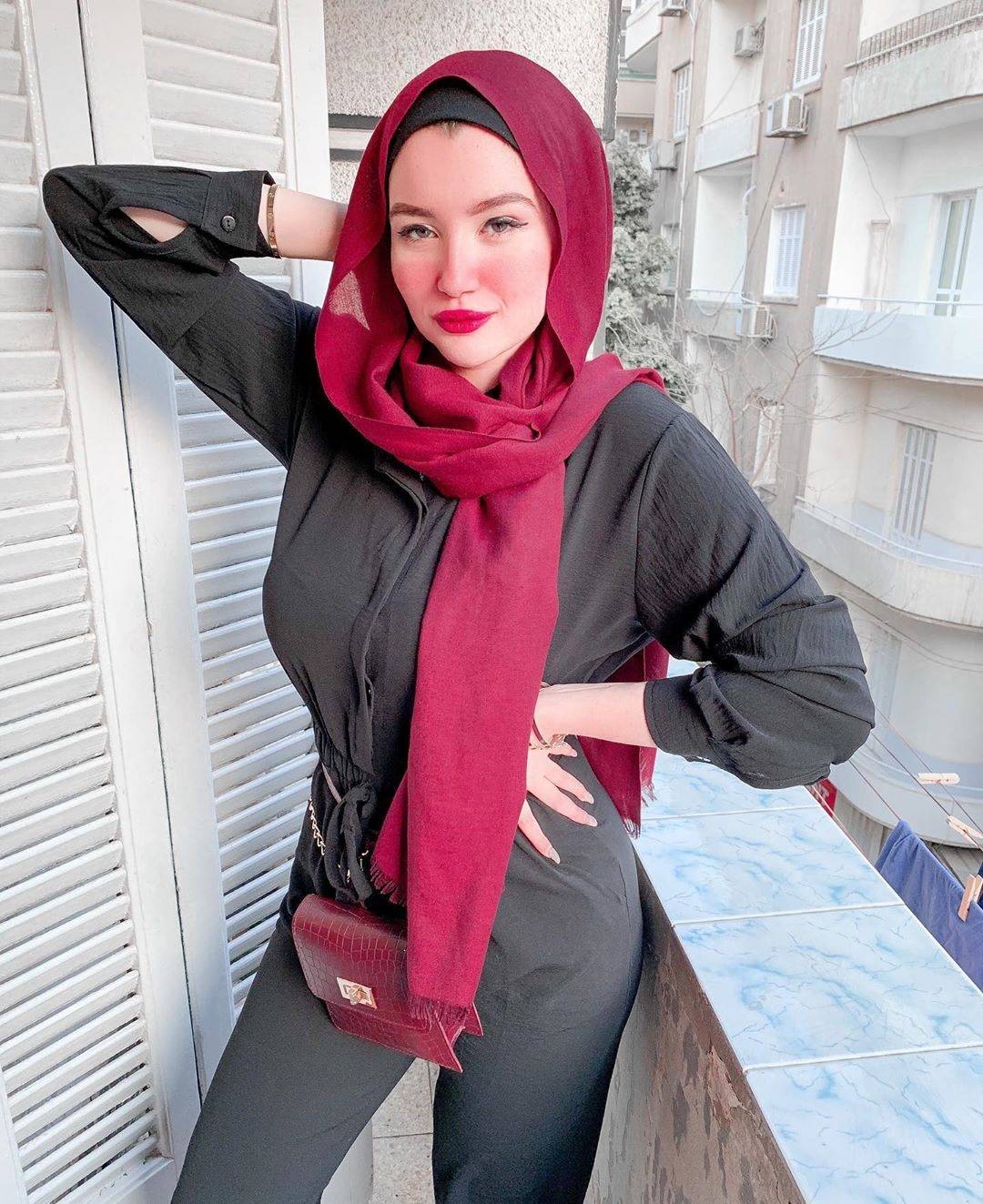 بعد سجن حنين حسام بتهمة التحريض على الفجور.. إدارة 