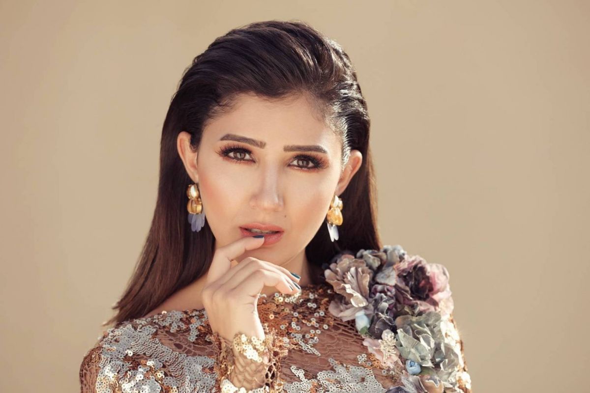 مي عمر ترد بسخرية على متابع هاجمها