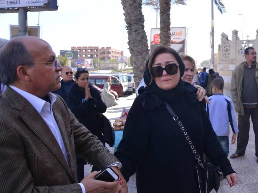 إنهيار نيهال عنبر في جنازة شقيقتها