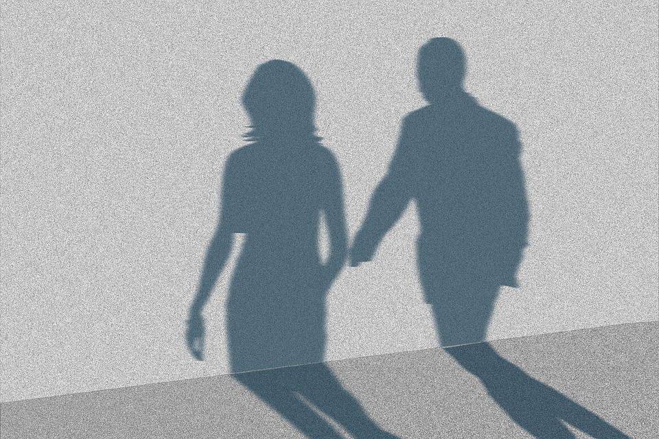 بالفيديو – مشهد رومنسي بين ممثلة لبنانية وفنان سعودي يثير الانتقادات