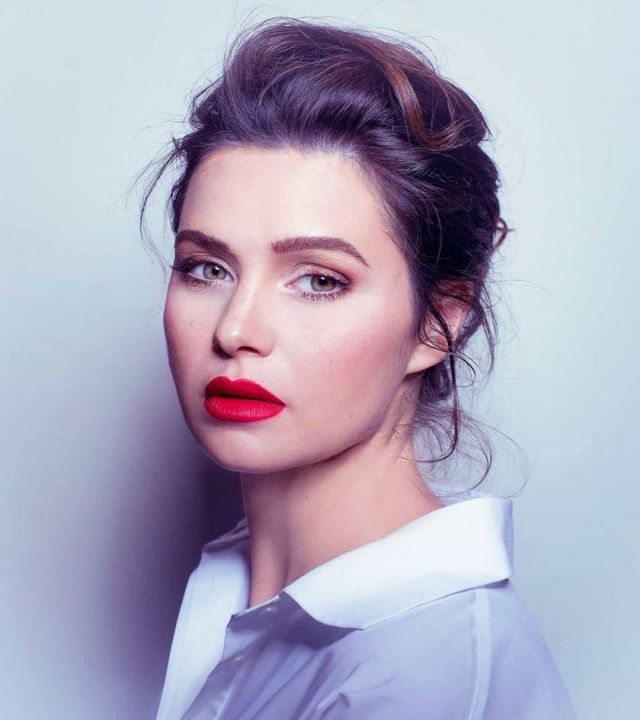 بالكمامة.. يسرا اللوزي تكشف عن شكلها وهي في طريقها للطبيب