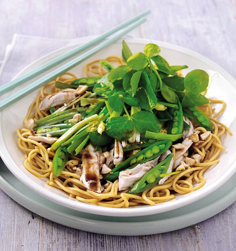 سلطة الدجاج والبازيلا والنودلز