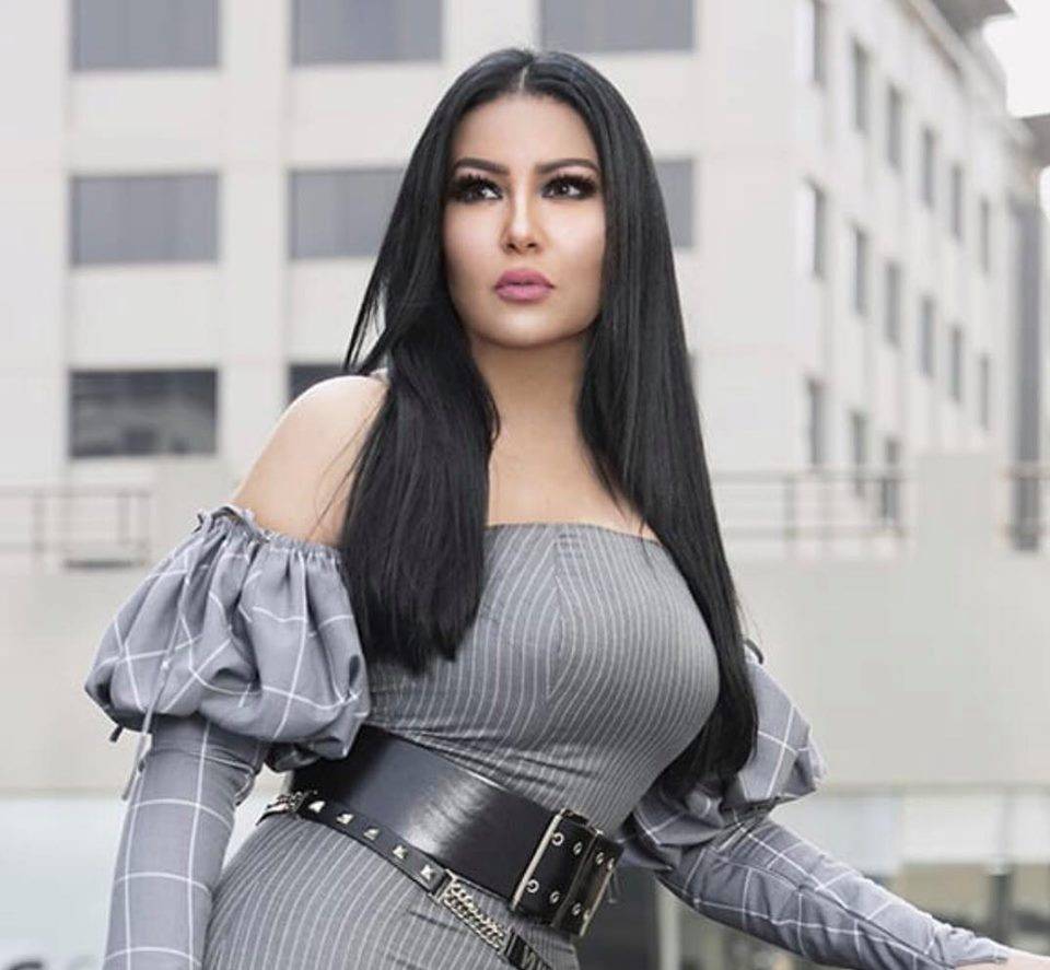 بالفيديو - بمجفف الشعر.. سمية الخشاب تقلد سيلين ديون وتعيش أجواء 