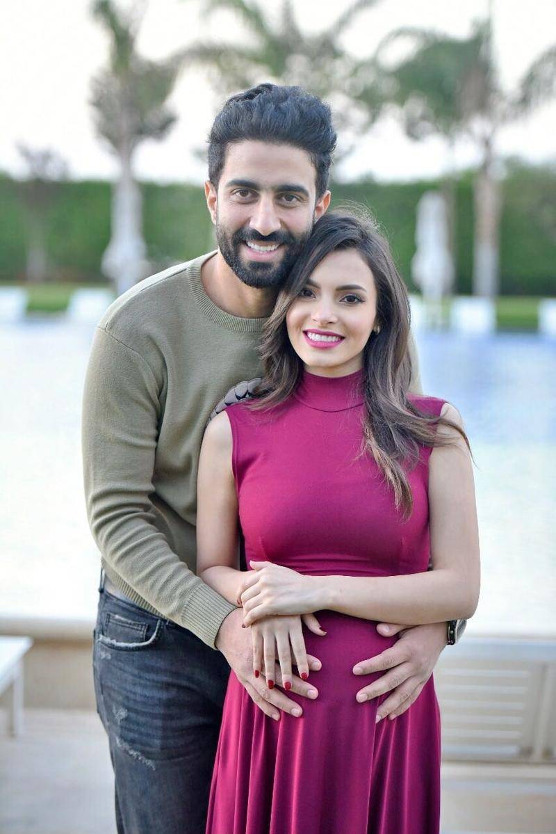 فيديو طريف - كارمن سليمان تحلق ذقن زوجها وهذا رد فعله