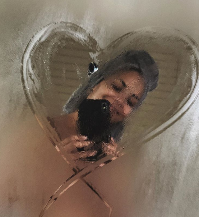 بالصورة - نجمة عالمية تظهر بماسك اللبن والكركم لتنقية وجهها من العيوب