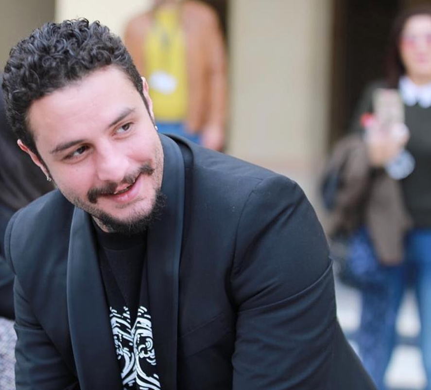 بالفيديو -  تعلمي أسهل طريقة لكسر البيض من أحمد الفيشاوي