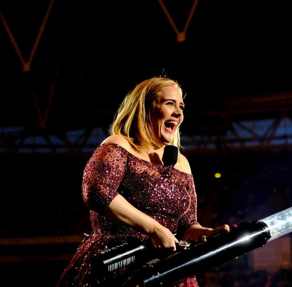 بالصورة – أديل تخسر المزيد من الوزن ونحافتها الزائدة تغير ملامحها