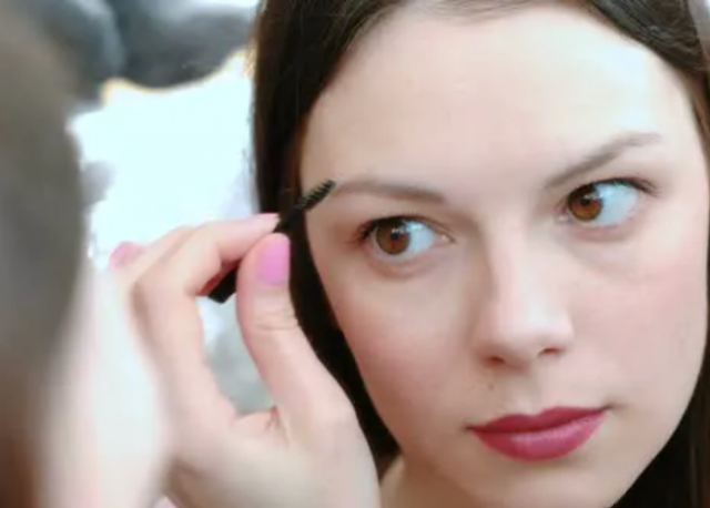 إليك اسهل 3 وصفات لتكثيف الحاجبين في دقائق