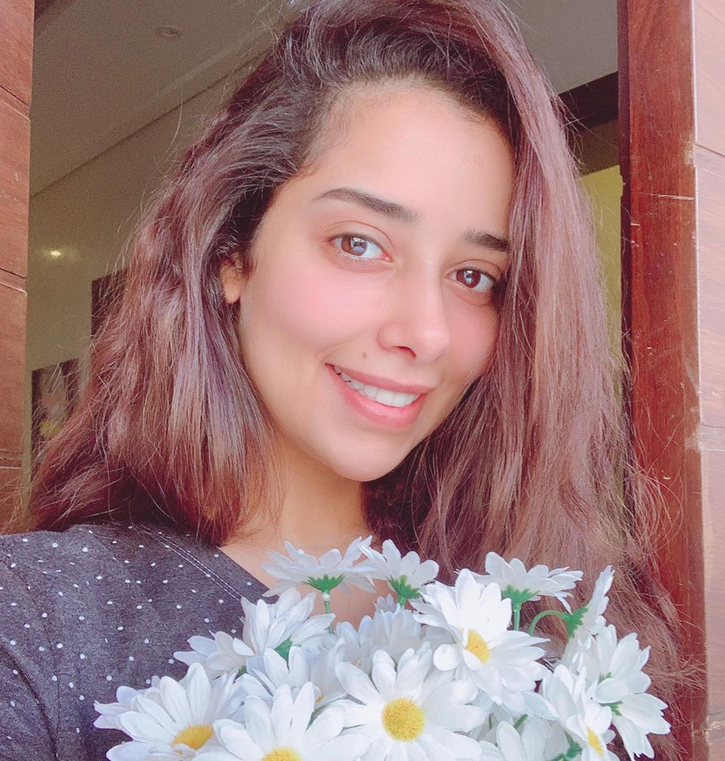 بالفيديو - بلقيس تقوم بحركة متعاطي الممنوعات وتثير التساؤلات