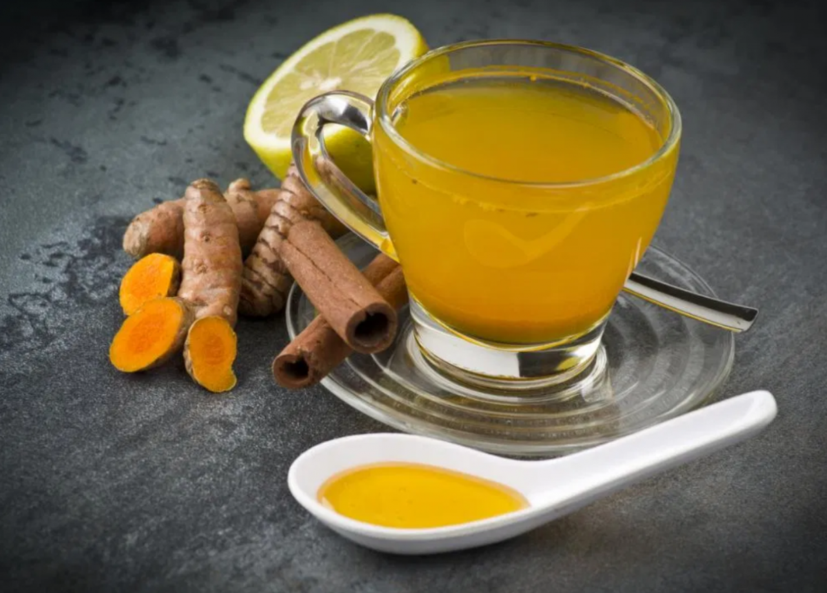 هذا ما حدث لجسمها عندما شربت ماء الكركم كل صباح