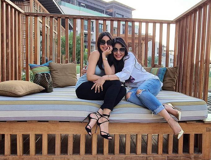 بالفيديو -  بملابس المنزل لجين وأسيل عمران تنتقدان برنامج رامز جلال: 