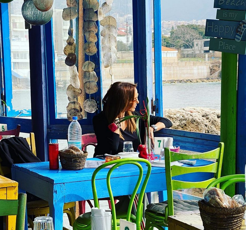 بالصورة  - في رسالة مؤثرة إعلامية لبنانية تكشف إصابة ابنها وابنتها بكورونا