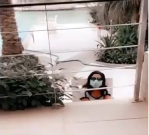 بالفيديو – ممثلة خليجية في الحجر وشقيقتها تضع لها الطعام عن بعد