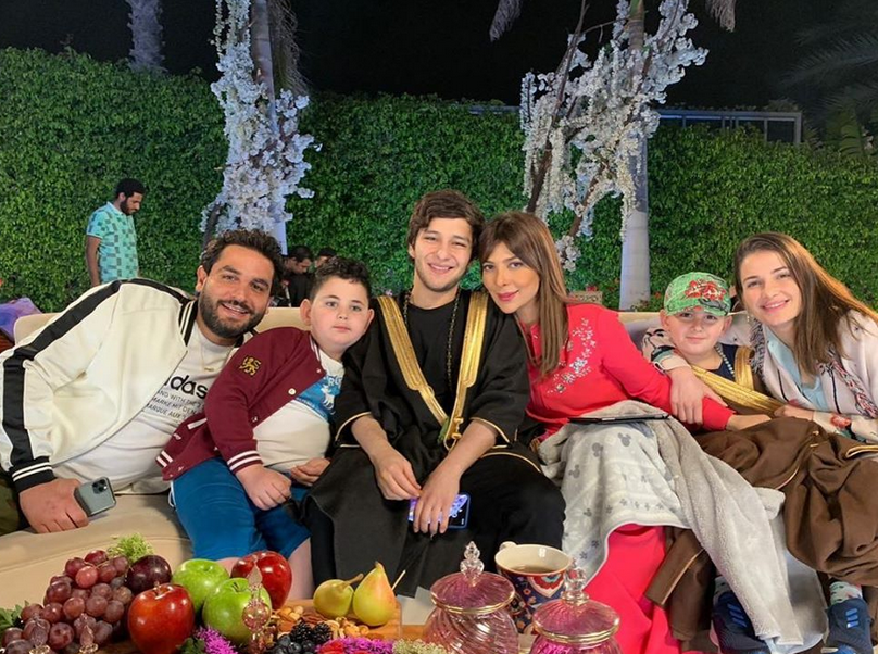 أصالة وأمها وابنتها يوحدن الزيّ المنزلي في صورة عائلية