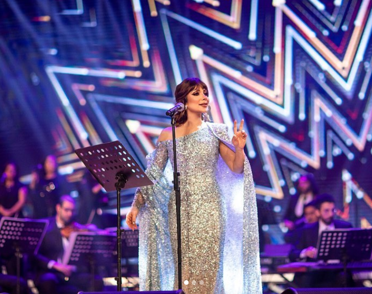 بالصورة - بالعباءات وملابس النوم... هكذا استقبلت أصالة رمضان مع أولادها