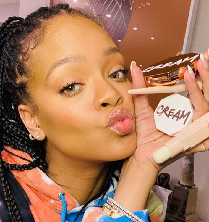 حافظي على نقاء بشرتك بأسلوب ريهانا