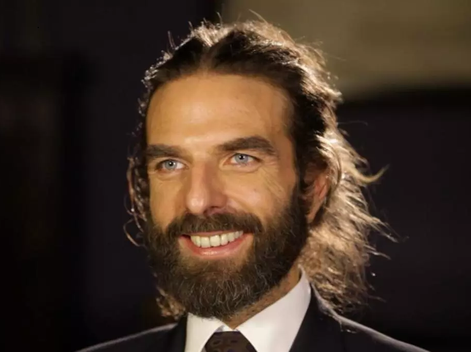 مزين شعر شهير يطلق مبادرة تصفيف مجانية لأفراد الطواقم الطبية