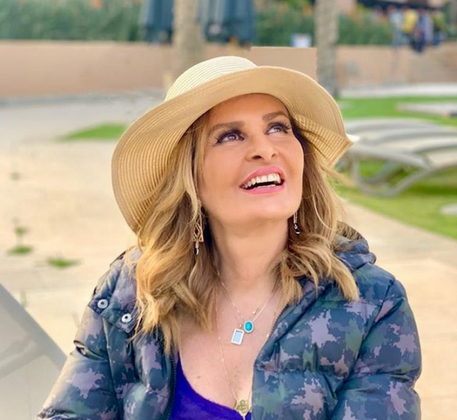 بالصورة – يسرا تفاجئ الجميع بفستان الزفاف