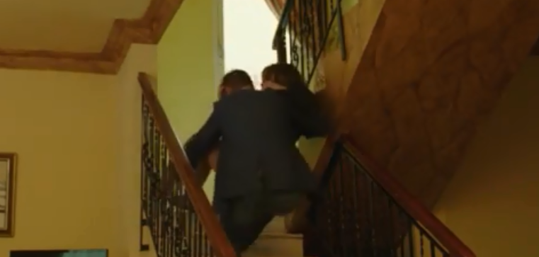 بالفيديو - فنان لبناني حاملاً زميلته يسقط عن الدرج أثناء التصوير
