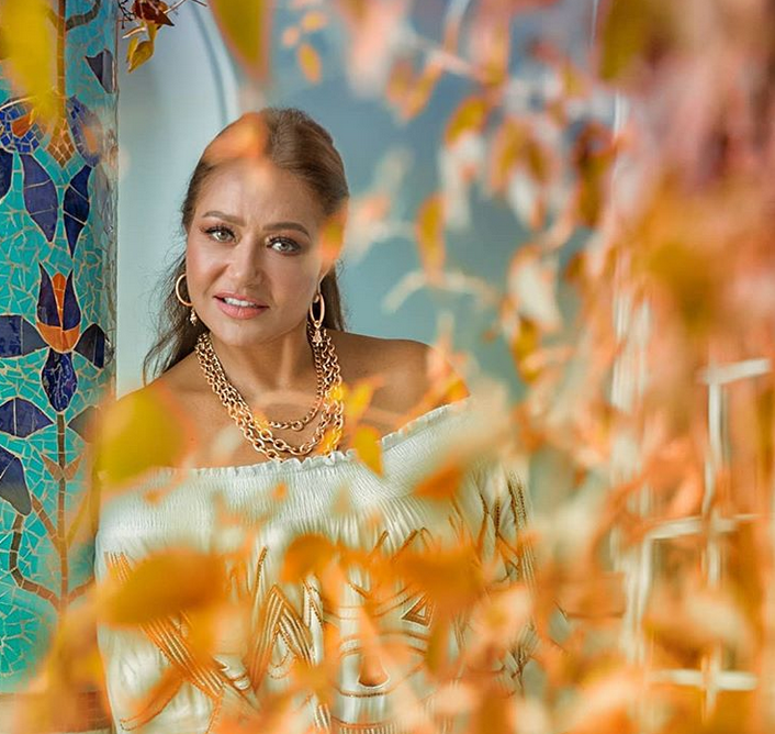 بالصورة -  إطلالة مشرقة بالأبيض تجدد شباب ليلى علوي