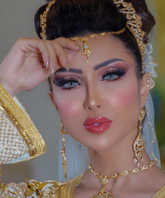 بالصورة - دنيا بطمة بملابس النوم تفاجئ الجميع بنعومة ملامحها من دون مكياج