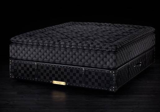 بالصورة -  هذا الفراش الأغلى في العالم ملك لفنان شهير