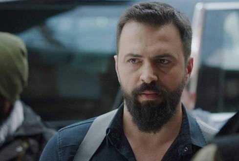 بالصورة – مصطفى الخاني يذكّر المعجبين بشكل تيم حسن منذ 23 عاماً