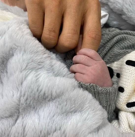 بالصور والفيديو – فنان خليجي في ورطة بسبب إعلان ولادة طفلته بصورة لنجم عالمي