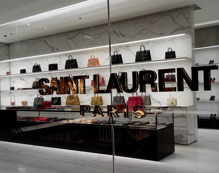 بسبب أزمة كورونا Saint Laurent تعلن قراراً تاريخياً