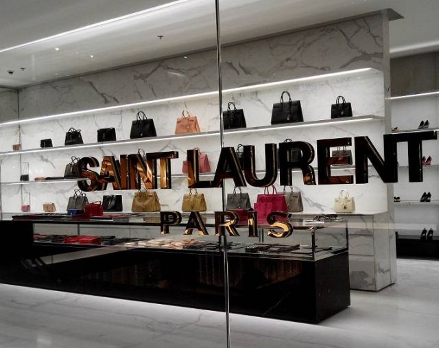 بسبب أزمة كورونا Saint Laurent تعلن قراراً تاريخياً