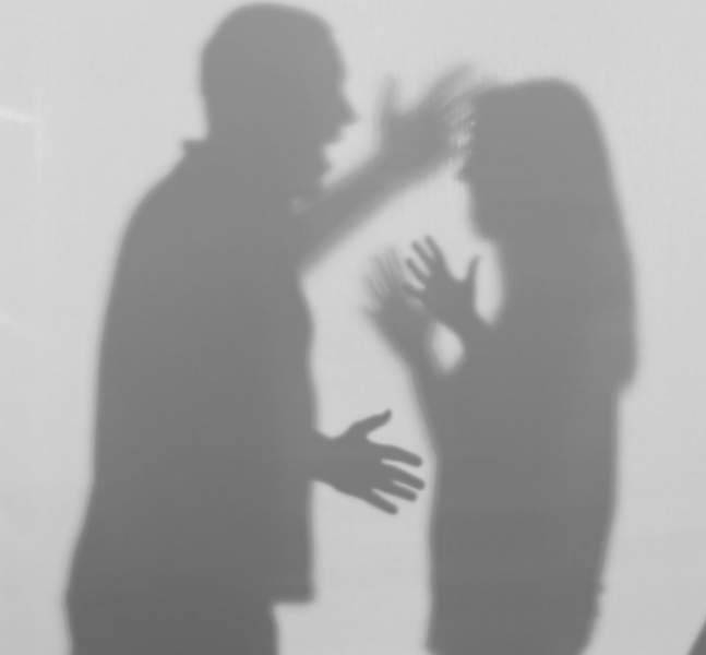 بالفيديو – نجم مواقع خليجي يدعو الرجال إلى جلد زوجاتهم