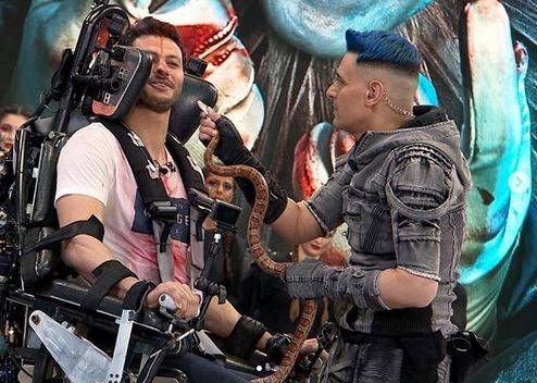 بالفيديو - حارس مرمى الأهلي ينفعل ويضرب رامز جلال ويسقطه بقوة