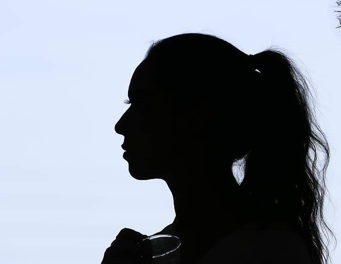 بالفيديو – نجمة سعودية تثير الجدل بما قالته عن طلاء الوضوء