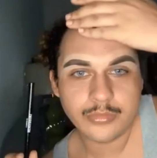 بالفيديو -  شاب سعودي يثير الغضب بتطبيق المكياج ومطالبة باعتقاله