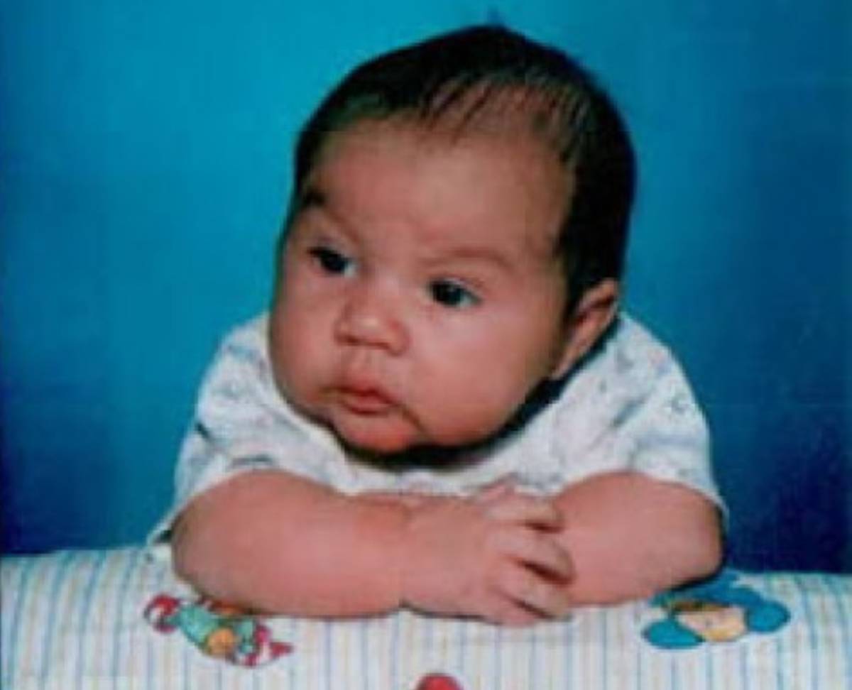 بالصورة – هذا الطفل في الأشهر الأولى من عمره أصبح فناناً خليجياً شهيراً