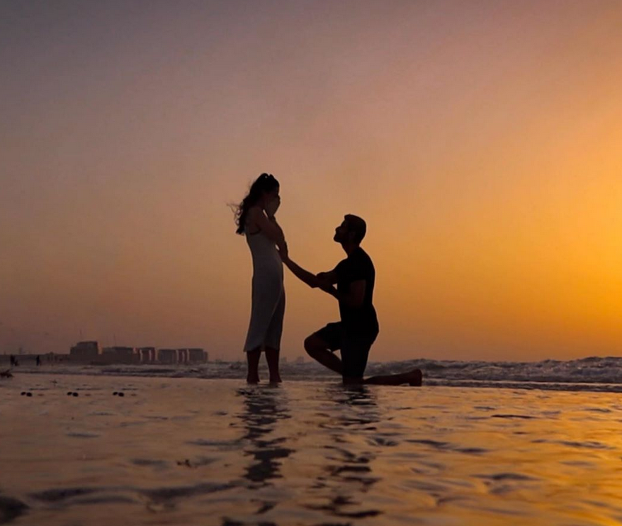 بالصورة والفيديو – عرض زواج رومنسي من إعلامي سعودي لحبيبته