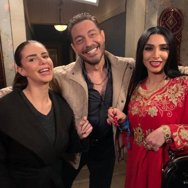 زاهر يتوسط روجينا ودنيا عبد العزيز خلال التصوير